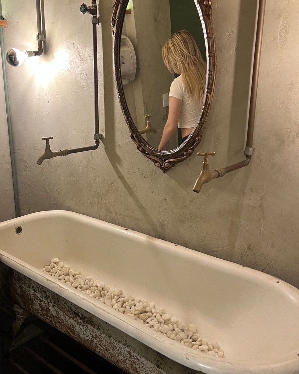 Luisa Sonza aparece em reflexo de espelho em banheiro; foto foi publicada pela mãe — Foto: Reprodução/Instagram