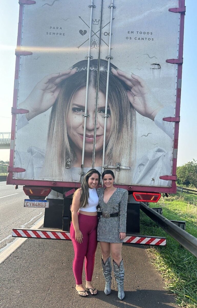 Maraisa manda motorista parar caminhão ao ver homenagem a Marília Mendonça