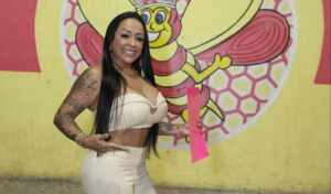 Rainha de bateria da União do Parque Acari recebe croqui da fantasia. “Estou encantada”