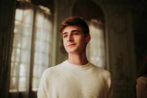 Dor sem Nome: Samuel Sabbá harmonizando arte e compromisso social