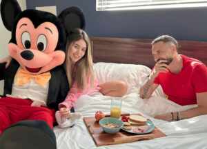 Latino e a noiva, Raffa Rarbbie, estão de férias em Orlando