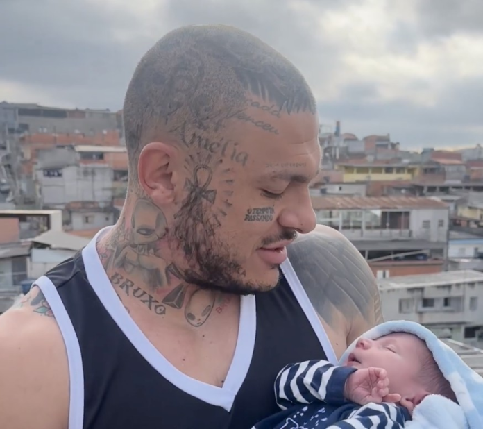 Toguro apresenta favela em que nasceu ao filho: 'Aprender a lei da rua'
