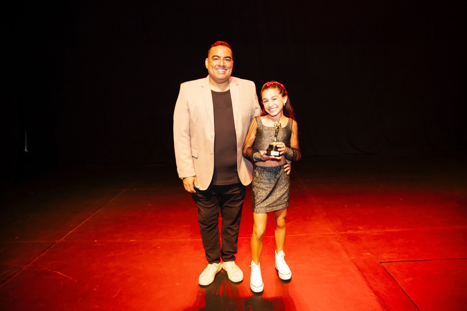 Sophia Guedes recebe o Troféu Talento Kids e Teens 2023 por suas atuações marcantes