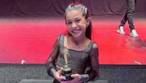Sophia Guedes recebe o Troféu Talento Kids e Teens 2023 por suas atuações marcantes