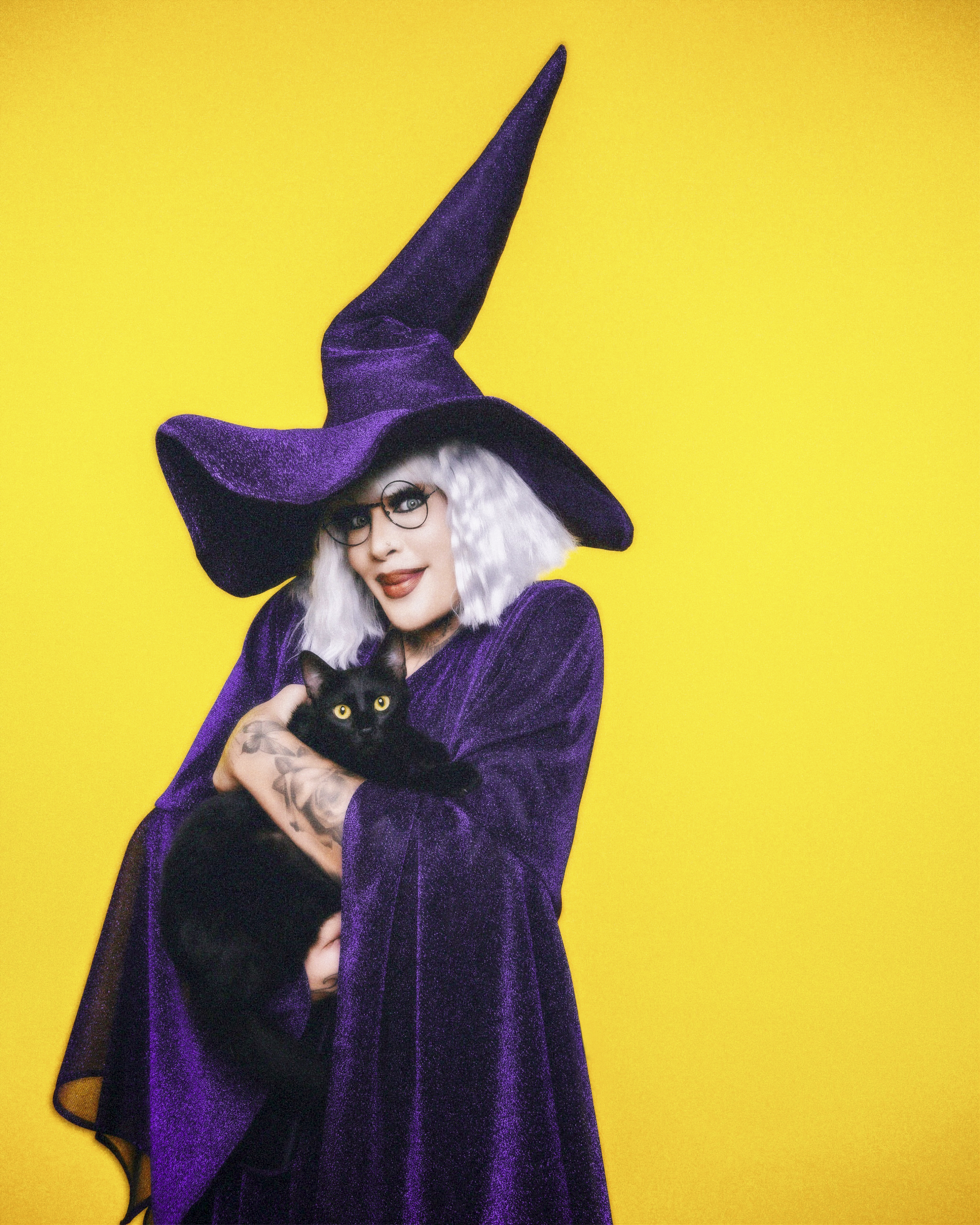 Gloria Groove vira Rita Lee para homenagear bruxas brasileiras em novo projeto de Halloween
