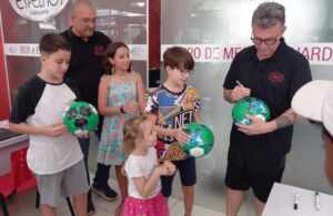 Na semana das Crianças, Craque Neto visita São Caetano do Sul e distribuí bolas autografadas