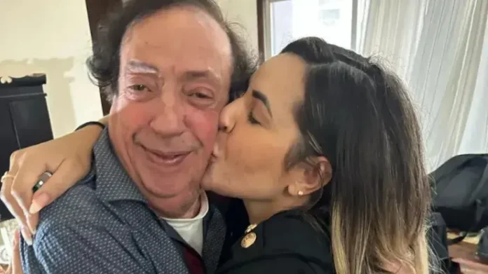 Deolane Bezerra visita Marcos Oliveira, o ‘Beiçola’, e doa R$