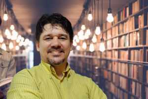 Poeta Giovani Miguez lança “Garrafas ao mar”, seu décimo livro