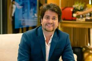 Médico Ivan Rollemberg desembarca em Brasília e anuncia Human Clinic na capital