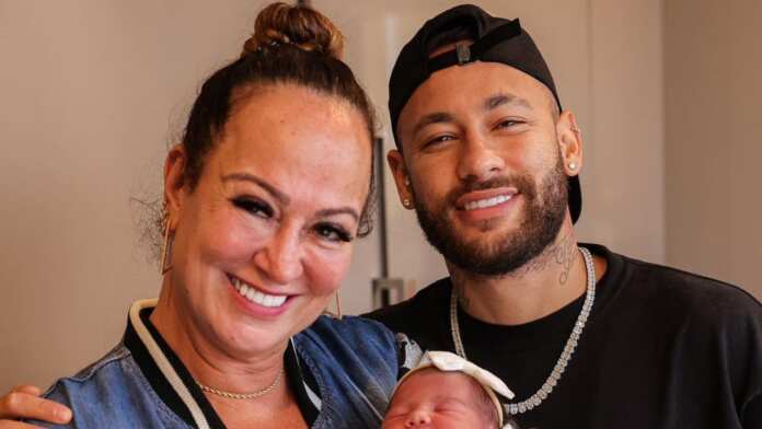 Nadine Gonçalves, mãe de Neymar, posa com a neta recém-nascida: 