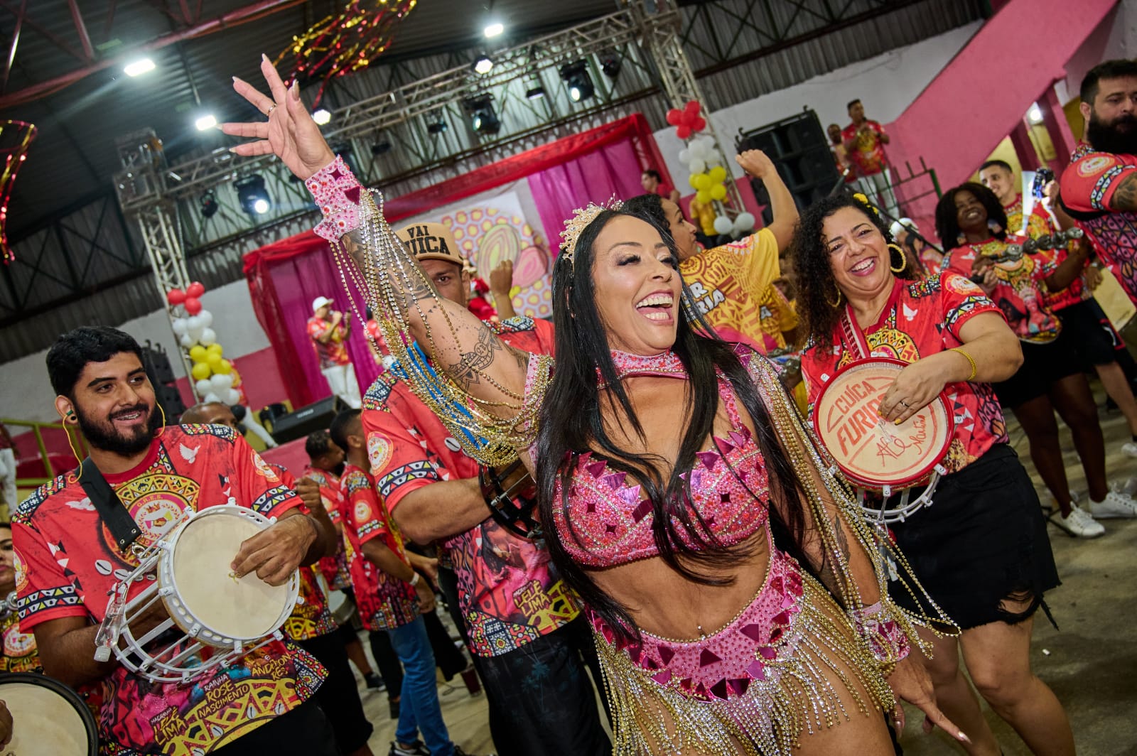 Rainha de Bateria do Parque Acari comemora aniversário em festa na quadra da escola