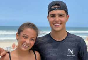 Fernanda Retes divide partida de futevôlei com o ator Igor Jansen