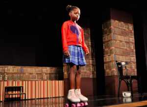 Jullia Roque Brilha nos Palcos Interpretando ‘Larinha’ em ‘As Artimanhas de Molière’