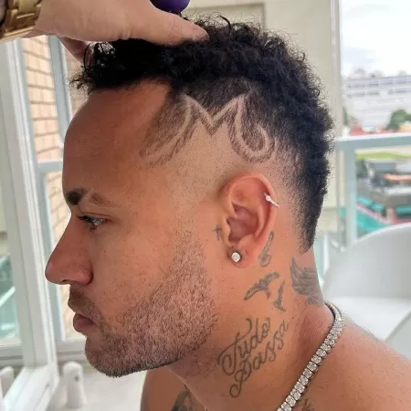 Homenagem à filha? Neymar faz corte de cabelo com inicial de Mavie