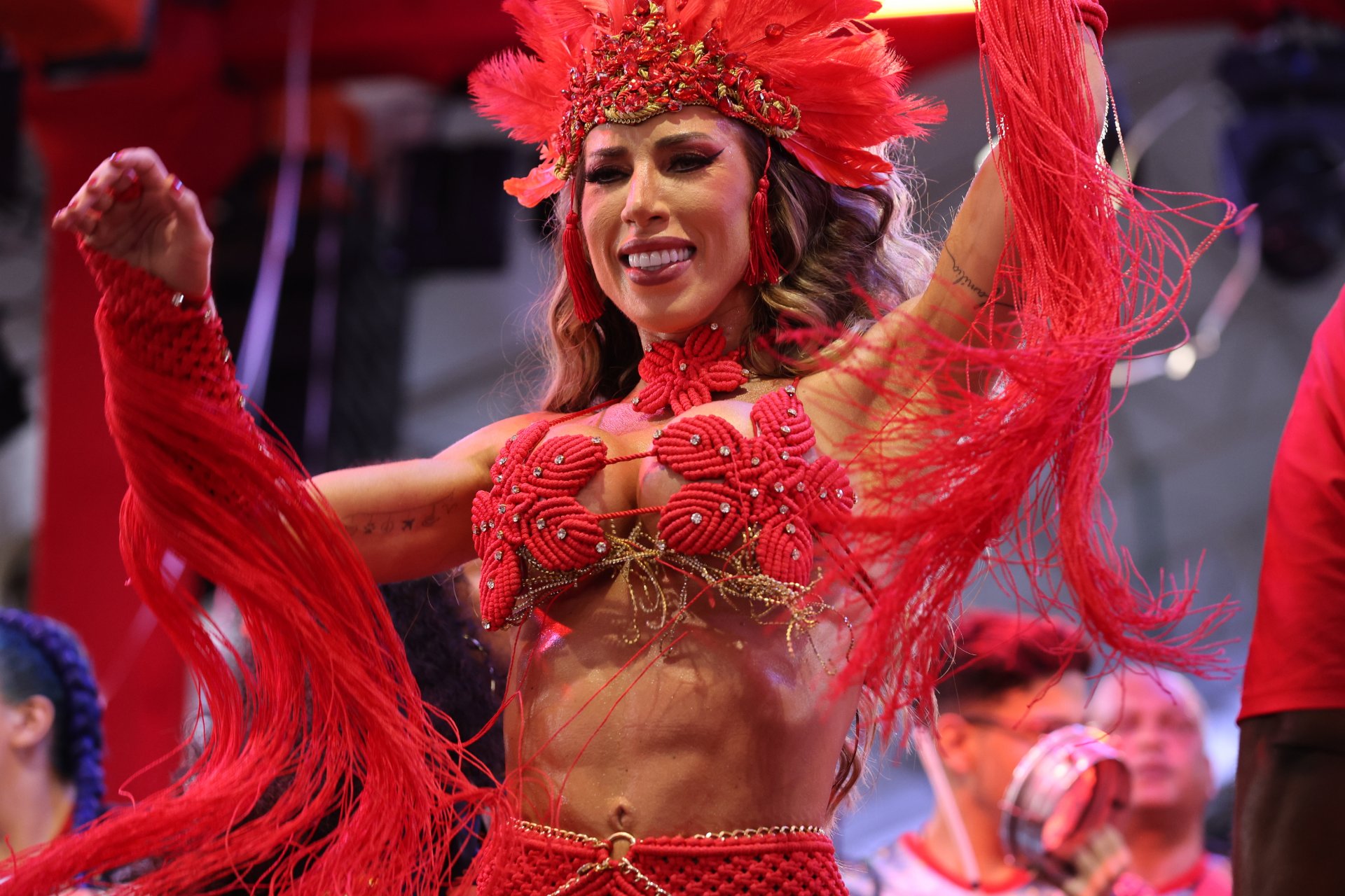 Tati Minerato Encanta como Rainha de Bateria no Festival “Guardiões da Favela”