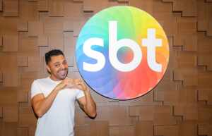Humorista Tirullipa assina contrato com o SBT e ganha seu primeiro programa solo