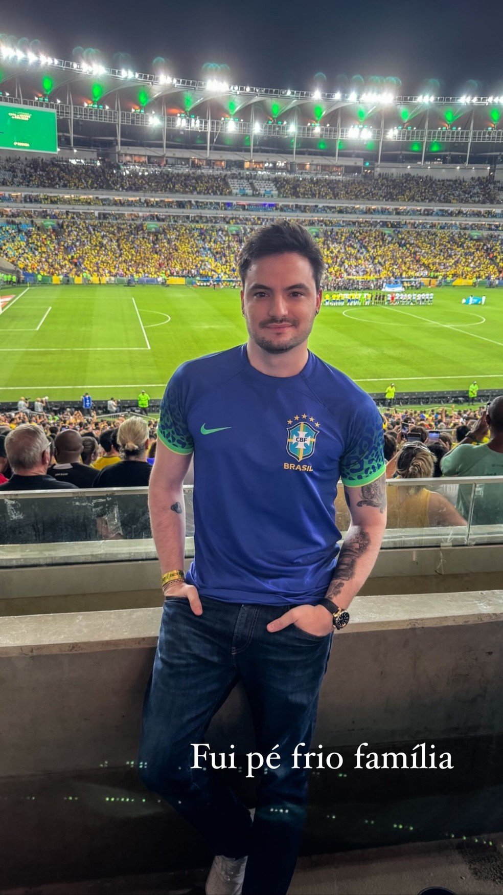 Felipe Neto assiste a Brasil x Argentina no Maracanã — Foto: Instagram