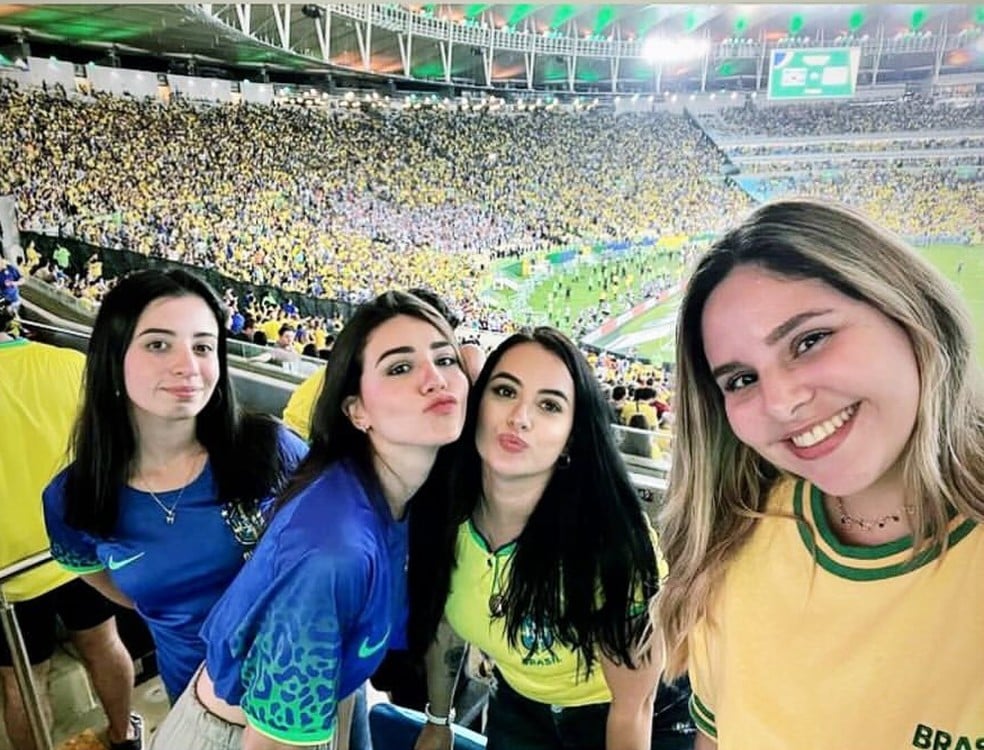 Juliane Carvalho (2ª da esq. pra dir.) e amigas — Foto: Instagram