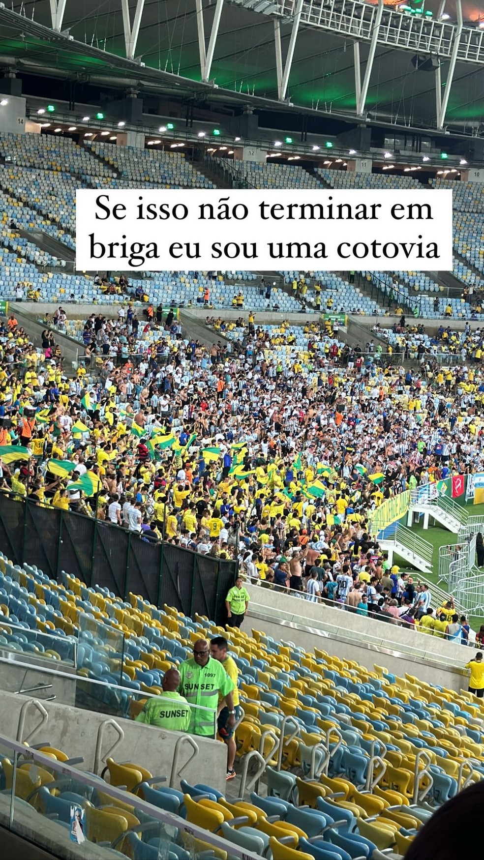Felipe Neto assiste a Brasil x Argentina no Maracanã — Foto: Instagram