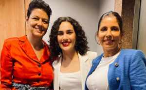 Atriz Paula Pereira exala Elegância e Presença no São Paulo Fashion Week