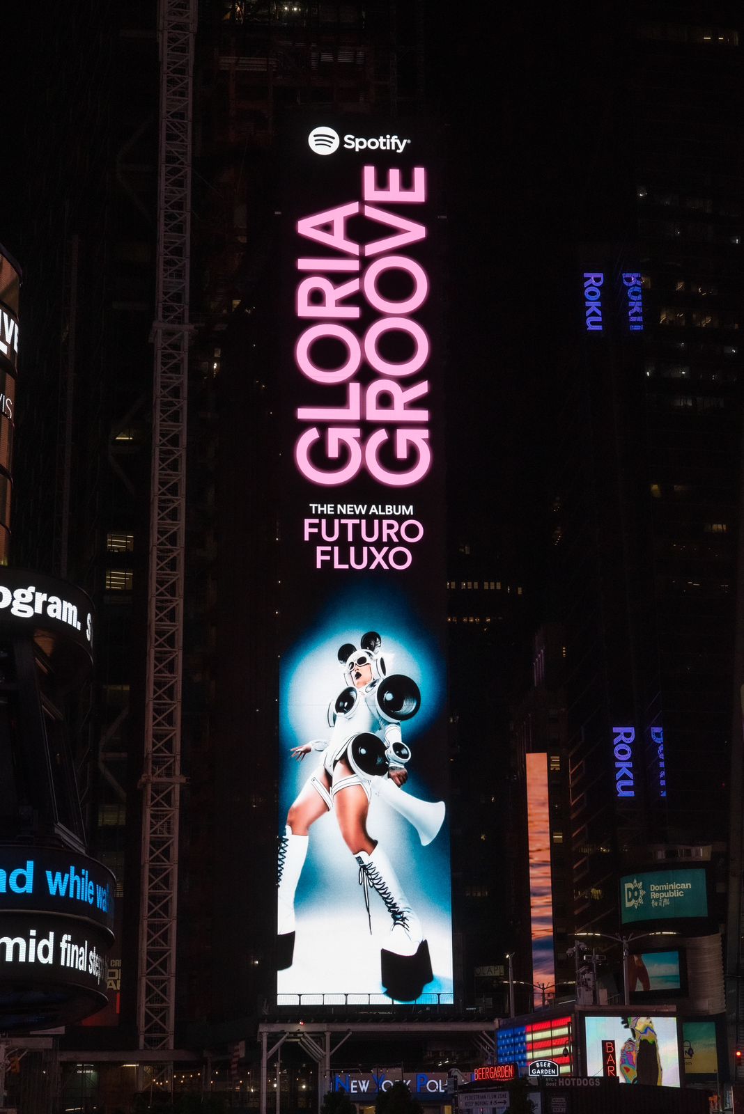 Gloria Groove é destaque internacional na Times Square 