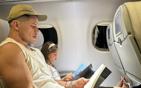 José Loreto encanta ao mostrar como a filha se porta em um avião