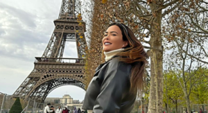 Geisy Arruda posa em frente a Torre Eiffel, em Paris