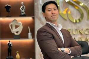 Dr. Seung Lee é especialista em cirurgias de Lipo HD, cirurgias da mama e Abdominoplastia HD