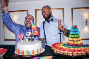 Jornalista Rodrigo T. Ribeiro celebra união com piercer Carlos Wagner no RJ