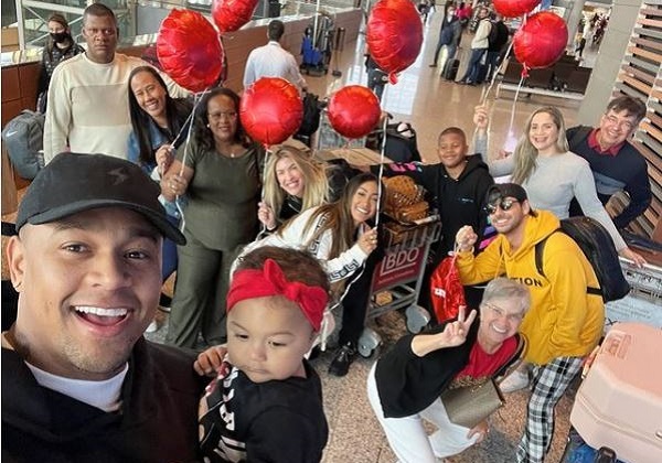 Léo Santana e Lore Improta embarcam com a filha, Liz, e a família para a Disney — Foto: Instagram