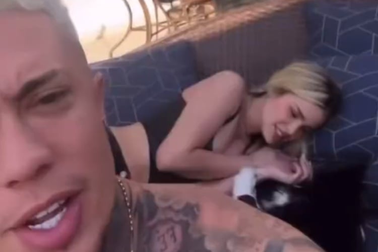 Trecho do vídeo em que MC Daniel está gravando e Yasmin Brunet aparece no fundo brincando com o cachorro do cantor em clima de intimidade