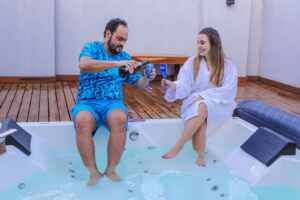 Humorista Matheus Ceará posa em SPA ao lado da esposa Bianca Campos