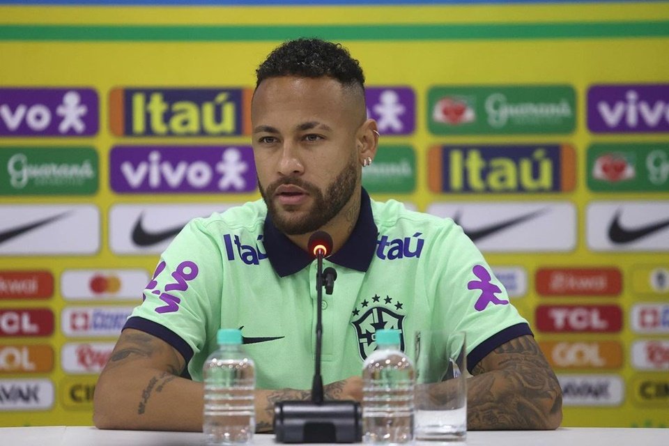 Neymar passa por cirurgia após romper ligamento em jogo do Brasil