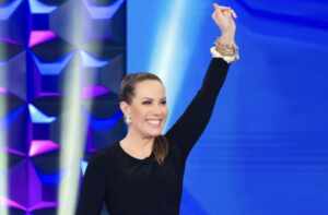 Apresentadora Regina Volpato assina contrato e está de volta ao SBT