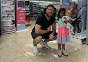 Thiago Nigro visita maternidade de bonecas com a enteada Sophia