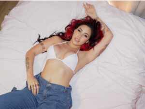 Confinada em “A Fazenda”, Alicia X lança música “Mais um Passo” nesta sexta-feira