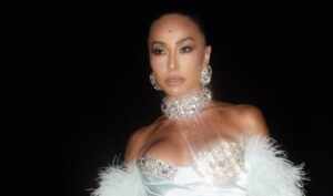 Sabrina Sato brilha no ensaio de rua da Vila Isabel