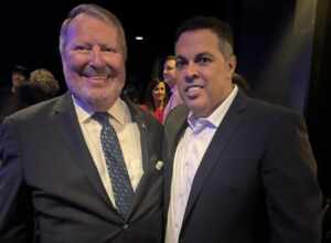 Brasileiro Richard Harary comemora reeleição do prefeito de Orlando