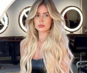 Noiva de Latino, Raffa Rarbbie, muda visual com megahair e fica ainda mais loira