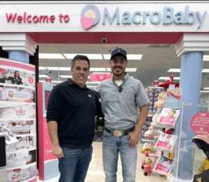 Pai por barriga solidária, influencer se diverte ao montar enxoval do herdeiro nos EUA