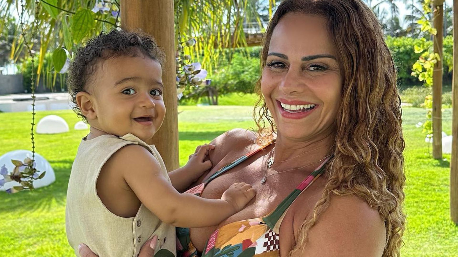 Viviane Araújo para a web ao publicar nova foto do filho: ‘Sorriso da mamãe’