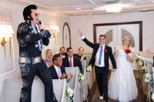 Advogado dos famosos renova votos de casamento em Las Vegas