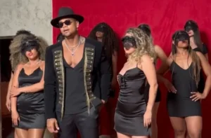 Léo Santana mostra truque para deixar dançarinas da sua altura durante gravação