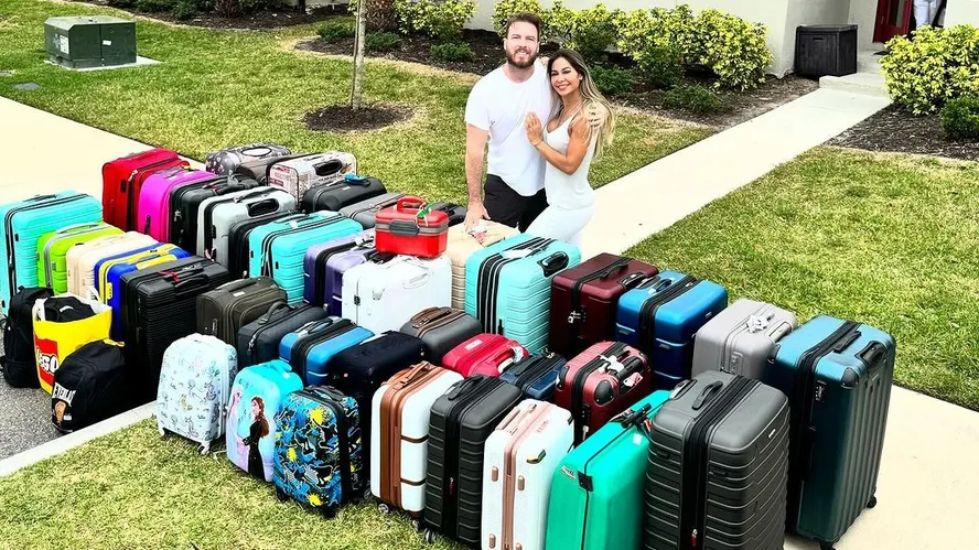 Maíra Cardi e Nigro chamam atenção por quantidade de malas na volta dos EUA