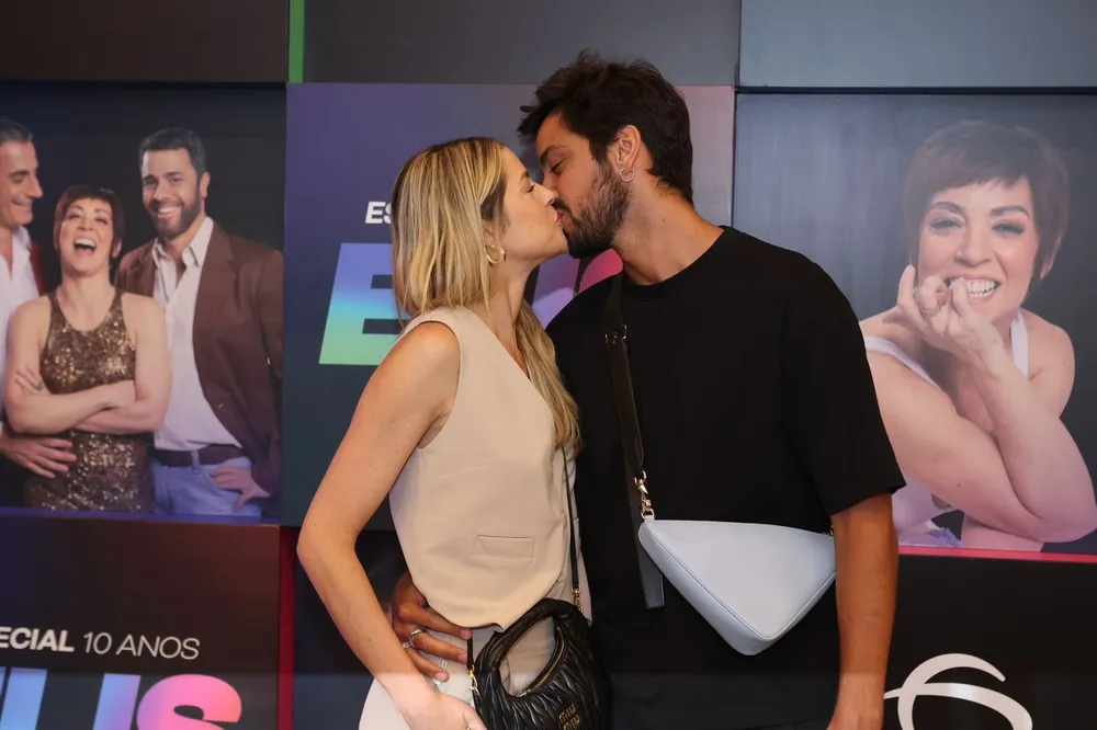 Rodrigo Simas e Agatha Moreira trocam beijos em teatro