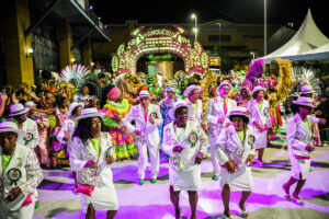Segundo dia dos mini desfiles do Carnaval Carioca encanta público com lindos shows