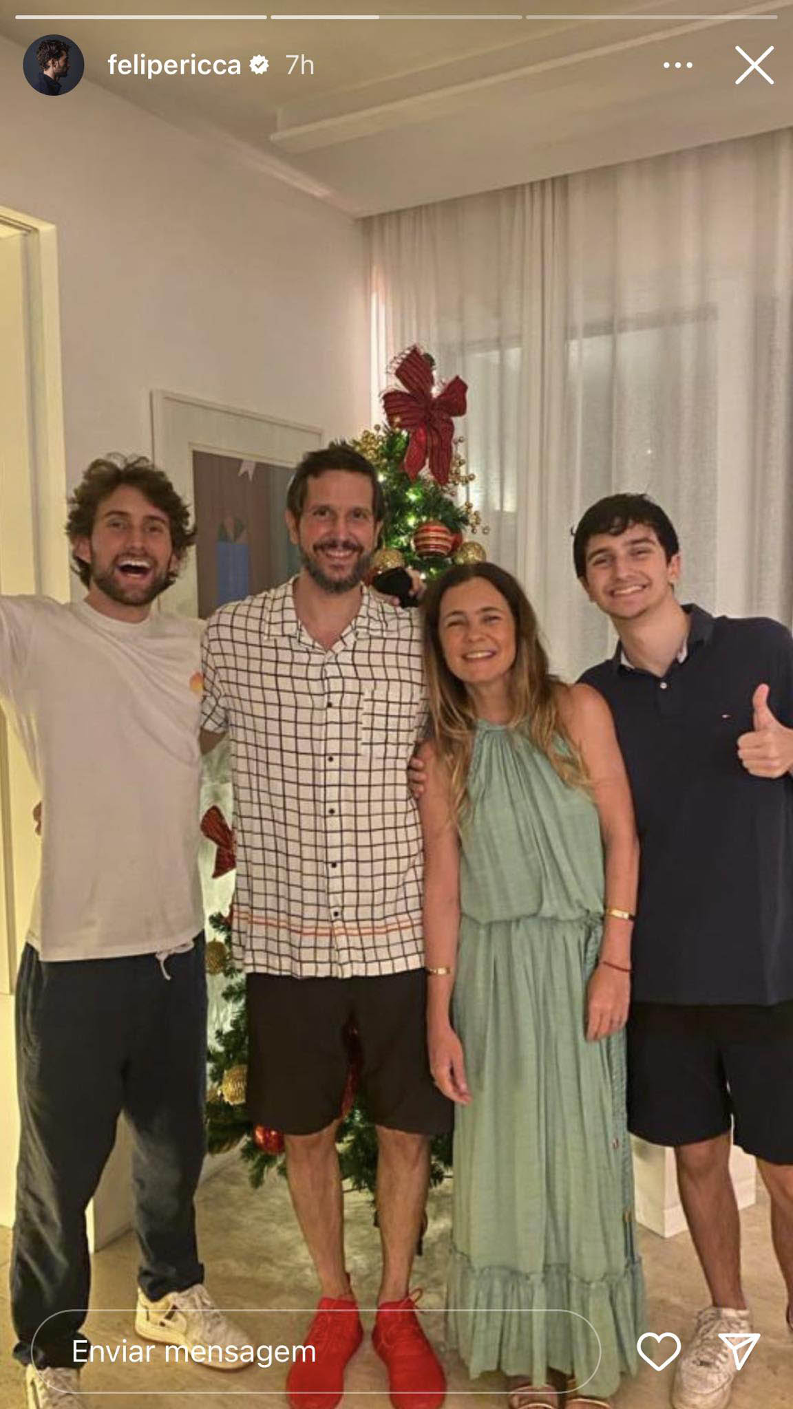 Adriana Esteves surge em foto com a família