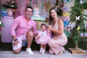 Cantora Luana Monalisa e o médico Dr. João Almeida festejam o 1º aninho da herdeira Marthina