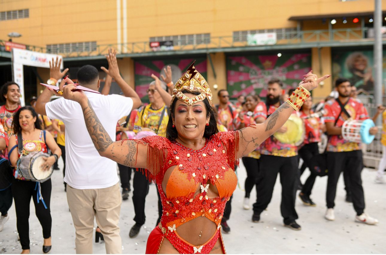 Rainha de Bateria, Rose Nascimento se caracteriza de Iansã e traz mensagem reflexiva