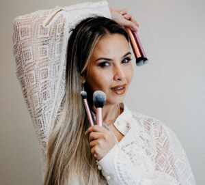 Maquiadora das celebridades dá dicas de maquiagem para festas de fim de ano